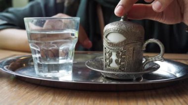 Türk kahve masada .