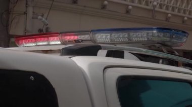 Polis arabalarının yanıp sönen ışıkları.