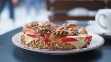 Türk Çöreği Simit masada ,