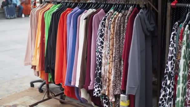 Zbliżenie Wielu Kobiet Tkaniny Wyświetlane Sprzedaż — Wideo stockowe