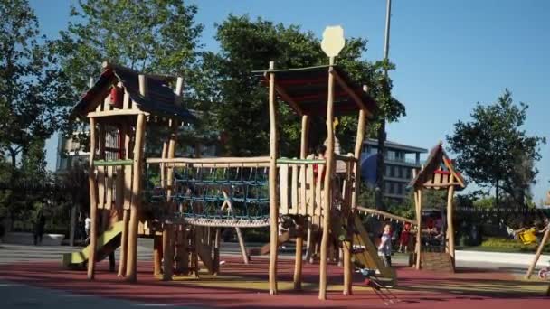 参考译文 孩子们在当地公园的操场上玩耍 — 图库视频影像