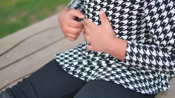 Menina Que Sofre Coceira Pele Mão — Vídeo de Stock
