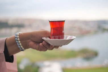 Geleneksel Türk çayı tutan kadınlar ,