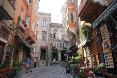 Hindi İstanbul 12 Haziran 2023 Eski Balat 'taki kafe önünde. Balat, İstanbul 'da popüler bir turizm beldesi