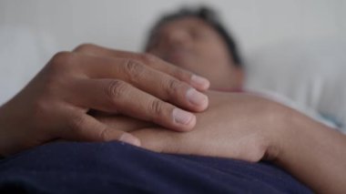  Genç erkekler yatakta uyuyor., 