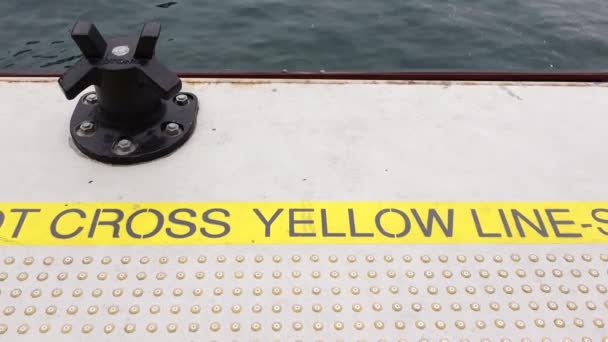 Κίτρινο Προειδοποιητικό Σήμα Γραμμή Στην Πλατφόρμα — Αρχείο Βίντεο