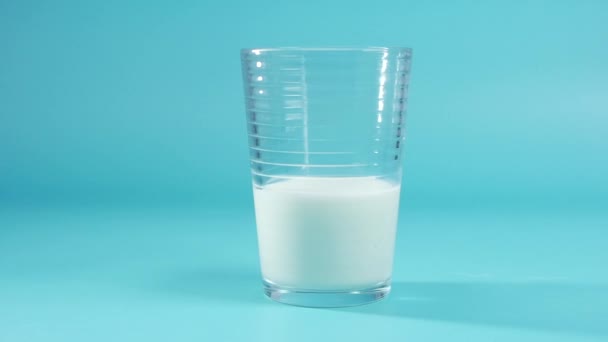 Наливаємо Молоко Склянку — стокове відео