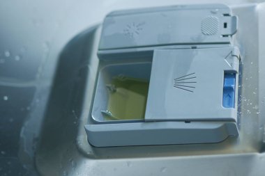 Parlatıcı sıvıyı bulaşık makinesine yüklüyorum.. 