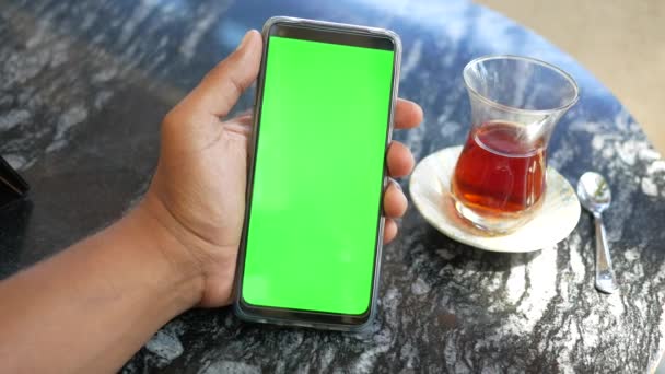 Hålla Smart Telefon Med Grön Skärm Och Grönt Ett Kafé — Stockvideo