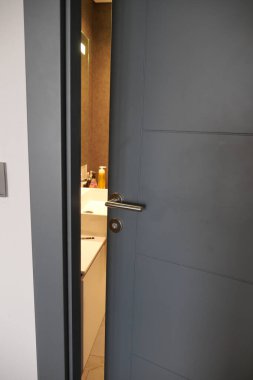  Gri banyo kapısı hafifçe açık 