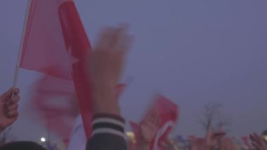  El ele tutuşan Türk bayrağı cumhuriyetin 100. yıldönümünü kutladı