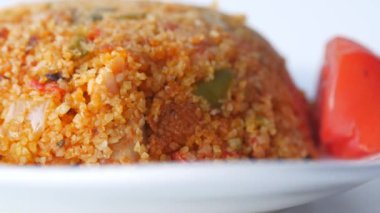 bulgur pilavı ve domates tabağı.
