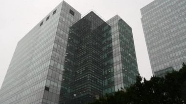 Hindi İstanbul 12 Ocak 2023. Kar yağışı ve finans binalarının alçak açısı. .