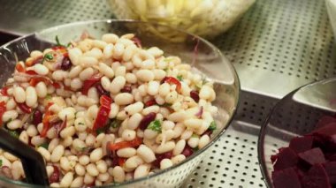 Yüksek proteinli fasulyeleri bir kasede kaynat. .