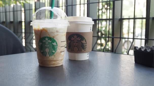 Бумажная Чашка Кофе Starbucks Кружка Слева Табличке Кафе — стоковое видео