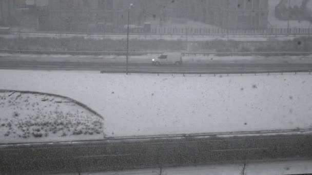雪だるま市街地を走る車のトップビュー — ストック動画