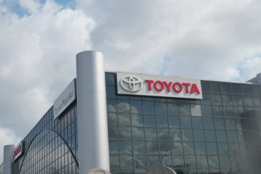 Hindi İstanbul 18 Ağustos 2023. Mavi gökyüzüne karşı binadaki Toyota marka .