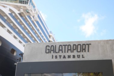 Türkiye istanbul 19 Haziran 2023. Galataport metni ve büyük yolcu gemisi .