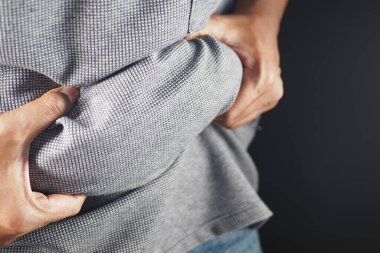 Erkeklerin el ele tutuşması aşırı göbek yağları, aşırı kilolu kavramlar.