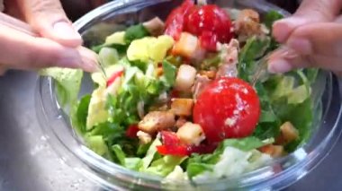 Taze sebze kasesi masada.