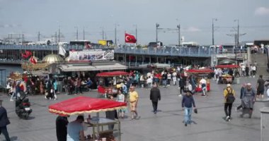 Galata Köprüsü 'ndeki tekne balığı lokantası Eminonu Altın Boynuzu İstanbul.