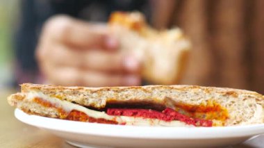 Kadınlar, jambonlu, peynirli, domatesli sandviç seçer.,