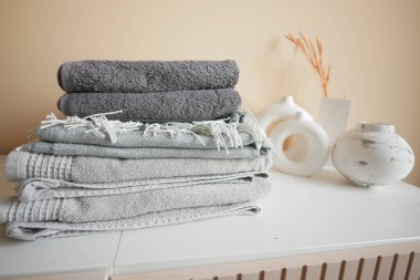 İçerideki masada yığınla kıyafet var.