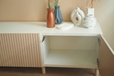  Oturma odasındaki boş çekmeceyi açtım. Yüksek kalite fotoğraf