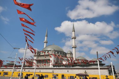 İstanbul 'da bir cami var. Taksim Camii