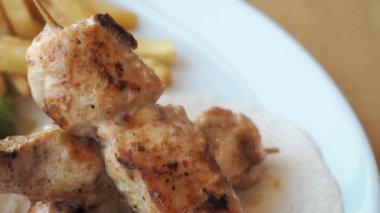 Patates kızartması ve pilavlı tavuk şişi. ,