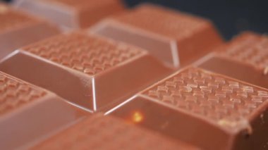 Masanın üzerindeki tabakta koyu çikolata. .