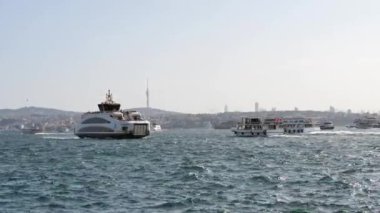 Türkiye İstanbul 18 Temmuz 2023. Boğaz 'da nakliye feribotu. Feribot yolcu taşır..