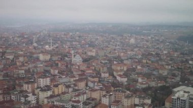 İstanbul sehrinin yukarısındaki seyrek kış sisi 