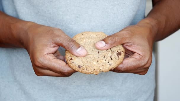 Mens Dedos Segurar Biscoito Depois Quebrá Meio — Vídeo de Stock