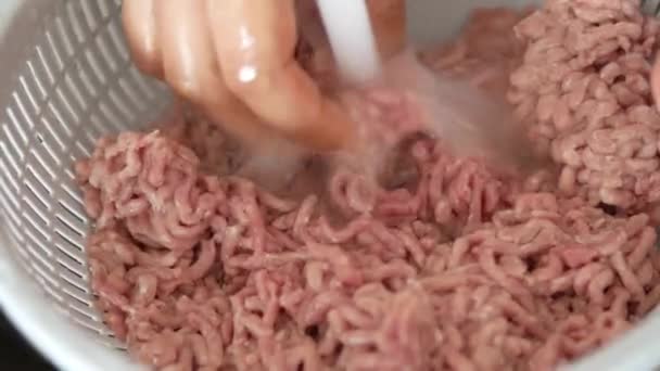 水で採掘された肉を洗浄する — ストック動画