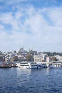 Türkiye istanbul 19 Haziran 2023 Eminonu Camii yakınlarındaki Boğaziçi nehrinin sularına park etmiş feribot.,