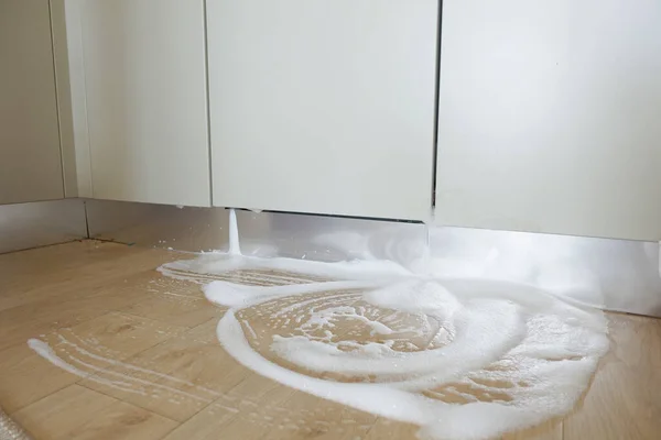 Пролитая Вода Посудомоечной Машины Кухонном Полу Лицензионные Стоковые Изображения