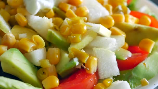 Salatschüssel Mit Frischem Gemüse Auf Tisch — Stockvideo