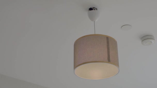 部屋に吊るされた灰色の天井灯 — ストック動画