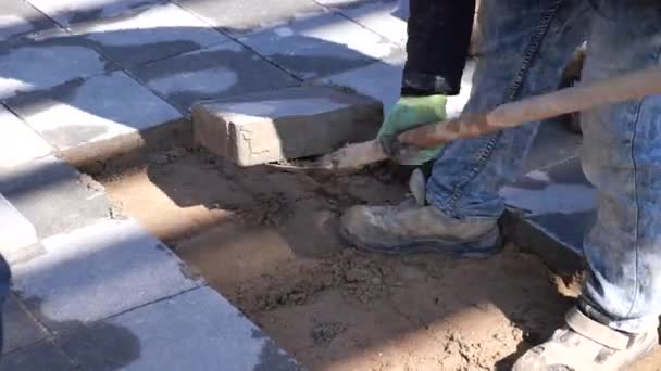 労働者は砂浜の表面の大きいコンクリート ブロックを取除きます — ストック動画