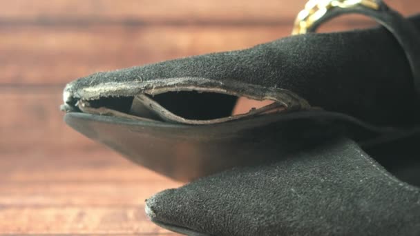 Beschadigde Vrouwen Oude Versleten Gescheurde Schoenen — Stockvideo