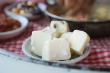 Kahvaltı masasında peynir küpleri.