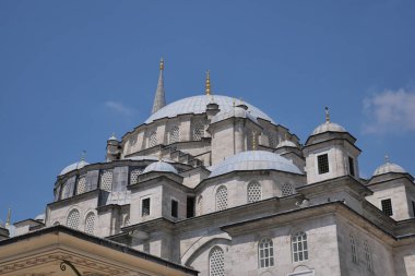  Mavi gökyüzüne karşı Fatih Camii 'nin kubbesi .