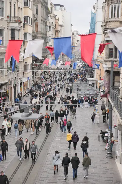 Hindi İstanbul 19 Haziran 2023. İstanbul, Taksim 'de İstiklal Caddesi kalabalıklaştı