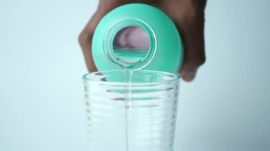 Su beyaz arka planda cama dökülüyor. Yüksek kalite 4k görüntü