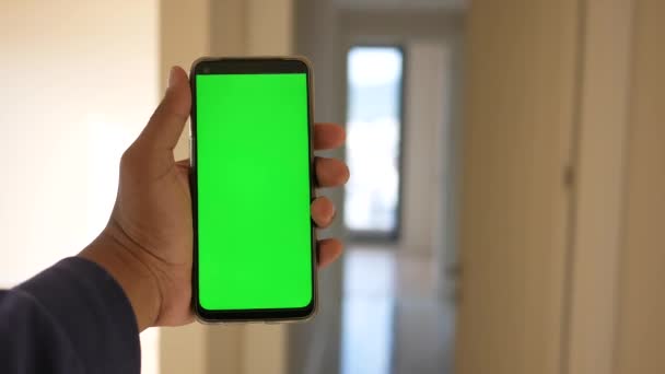 Närbild Hand Med Telefon Som Visar Grön Skärm Tomt Rum — Stockvideo