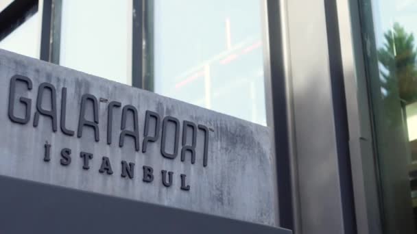 Galataport Text Und Riesiges Kreuzfahrtschiff — Stockvideo