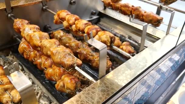 Kızarmış Tavuklar Barbekü Ateşinde Kızartılıyor — Stok video