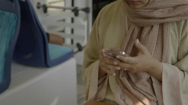Mujeres Jóvenes Que Utilizan Teléfono Inteligente Dentro Del Tren Metro — Vídeos de Stock