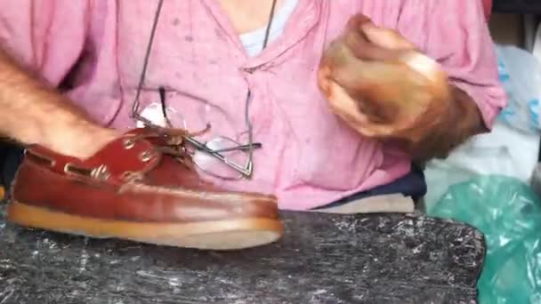 Limpieza Zapato Con Cepillo Suelo — Vídeo de stock